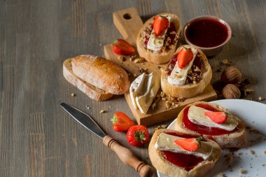 reçel ile kase ve çilek, fındık ve peynir ile lezzetli sandviçler yakın çekim