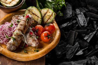 Et Baharatlar, sebze ve ahşap tahta kömür, kopya alanı ile üstten görünüm pişirme üzerinde ev yapımı ekmek ile