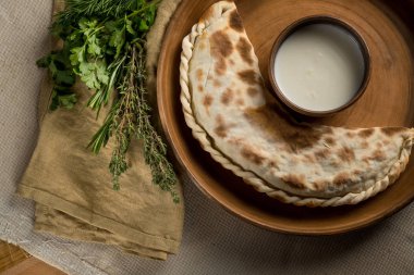 ev yapımı pasta, otlar ve soğumuş krem, en iyi manzaralı Tablo ayarı