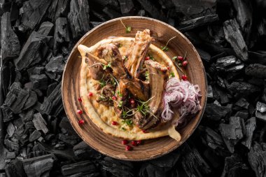 ev yapımı ekmek kömür pişirme üzerinde baharatlar ile ızgara kaburga yakın çekim