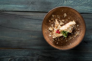 Nar mavi ahşap masa üzerinde kopya alanı ile üstten görünüm ile taze lezzetli pasta