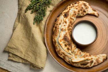 ev yapımı pasta, otlar ile plaka üstten görünüm peçete ve kase asitlendirilmiş krem