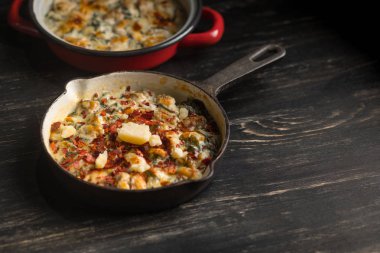 ahşap masa üzerinde baharatlar ile tavada sebze yahni ve bakır çorbaya görünümü kadar kapatın