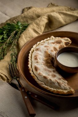 plaka ile ev yapımı pasta, kase ve mutfak eşyaları, otlar asitlendirilmiş krem kopya alanı ile Üstten Görünüm