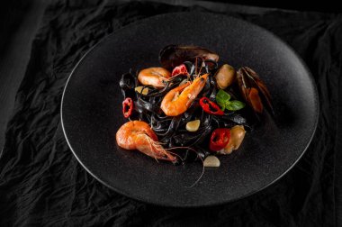 midye, karides ve sebze ile siyah plaka Üstten Görünüm