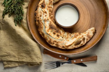 ev yapımı pasta, otlar asitlendirilmiş krem kase ve mutfak eşyaları ile plaka