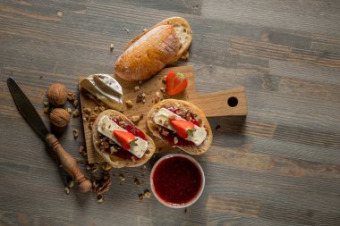 reçel ve lezzetli sandviçler ve bıçak ile kase üstten görünüm kopya alanı ahşap tablo