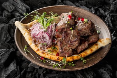 kebap baharat ve ev yapımı ekmek pişirme kömür ile yakın çekim