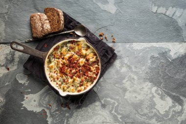 lezzetli balık pasta peynir ve baharat gri taş zemin, kopya alanı ile Üstten Görünüm