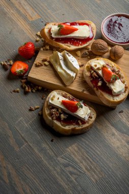 reçel ile lezzetli sandviçler üstten görünüm ahşap kesme tahtası üzerinde