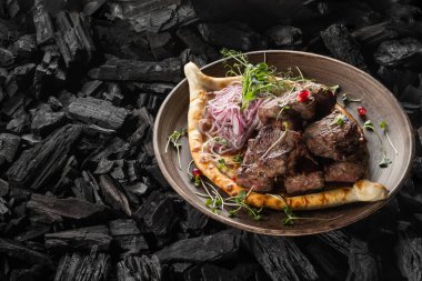 et baharat ve kömür pişirme plaka üzerinde ev yapımı ekmek ile yakın çekim