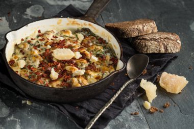 peynir ve ciabatta lezzetli balık pasta tavada görünümünü yakın siyah kaşık peçeteyle ekmek