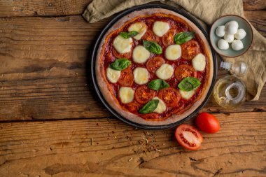 Üstten Görünüm margarita pizza ve kopya alanı ahşap tablo
