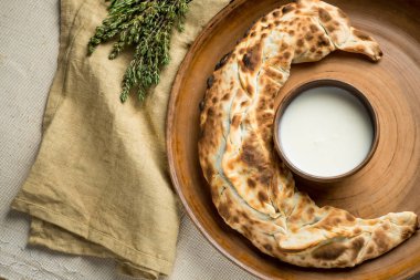 ev yapımı pasta, otlar ile plaka üstten görünüm peçete ve kase asitlendirilmiş krem