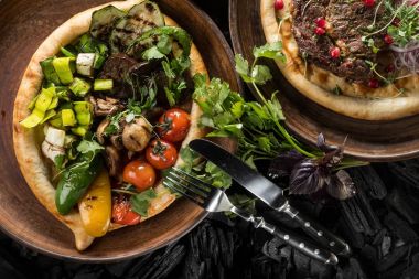 sebze, et ve ev yapımı ekmek ile plakalar görünümünü kapat