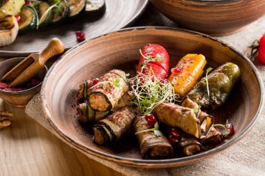 ızgara ve doldurulmuş sebze, Erik ve nar taneleri ahşap masa üzerinde kapat