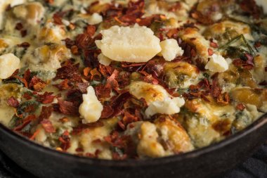lezzetli balık pasta peynir ve baharat, üstten görünüm ile yakın çekim 