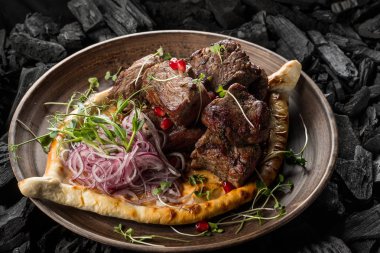 kebap baharat ve ev yapımı ekmek pişirme kömür ile yakın çekim