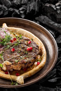 baharatlar ve ev yapımı ekmek kömür yemek sığır eti biftek, yakın çekim