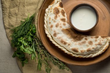 ev yapımı pasta, otlar ve soğumuş krem, en iyi manzaralı Tablo ayarı