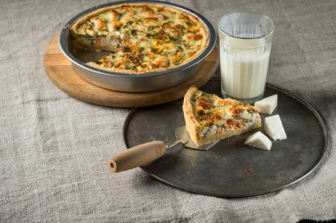 ev yapımı balık pasta peynir ve süt cam, yakın çekim