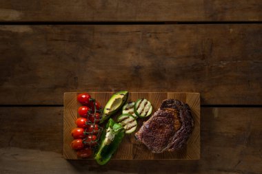 kopya alanı ile ahşap masa üzerinde ızgara sebze ve et Üstten Görünüm