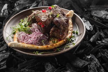 otlar ve kömür, ev yapımı ekmek kebabı yakın çekim