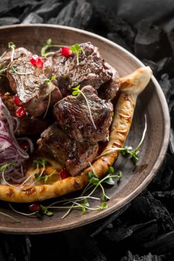 otlar ve kömür, ev yapımı ekmek kebabı yakın çekim