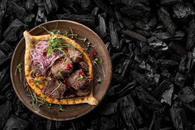 kömür, kopya alanı ile üstten görünüm üzerinde koyun eti et baharatlar ve otlar ev yapımı ekmek arası ızgara