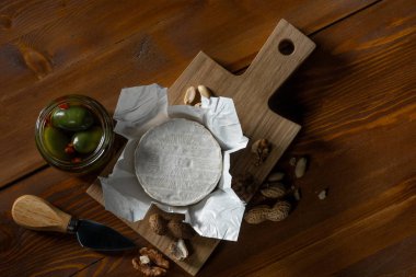 lezzetli camembert peyniri, otlar, fındık ve bıçak ahşap tepsi, kopya alanı ile Üstten Görünüm