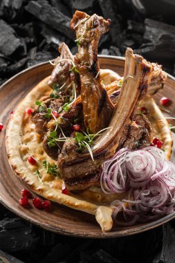 ev yapımı ekmek kömür pişirme üzerinde baharatlar ile ızgara kaburga yakın çekim