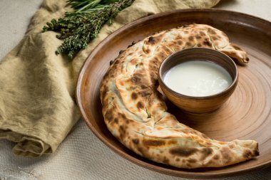 ev yapımı pasta, otlar ve kase asitlendirilmiş krem plaka yakın çekim