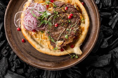 soğan ve ev yapımı ekmek kömür, üstten görünüm yemek lezzetli kebap