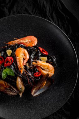 istiridye, karides ve biber siyah plaka, üstten görünüm