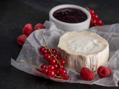 Brie peyniri taze meyveleri ve reçel taş karanlık tablo ile