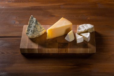 ahşap masa, üstten görünüm çeşitli lezzetli peynir dilimleri