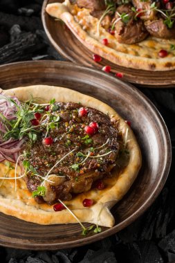 sığır eti biftek soğan ve ev yapımı ekmek, yakın çekim 