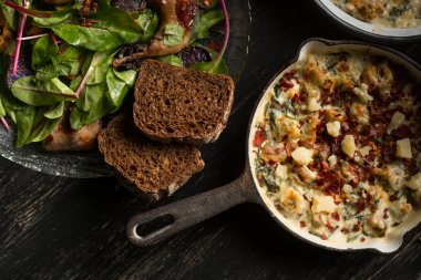 Baharat ile tava, salata ve ekmek dilimleri sebze yahni görünümü rustik ahşap zemin üzerine kadar kapatın