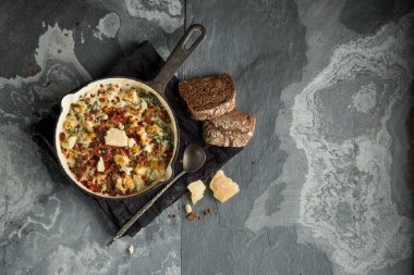 lezzetli balık pasta peynir ve baharat gri taş zemin, kopya alanı ile Üstten Görünüm