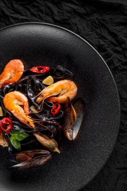 istiridye, karides ve biber siyah plaka, üstten görünüm