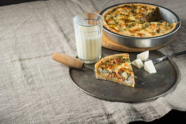 ev yapımı balık pasta peynir ve süt cam, yakın çekim