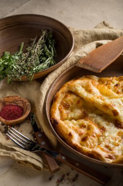 ev yapımı peynir pasta masaya mutfak gereçleri ile dilimlenmiş.
