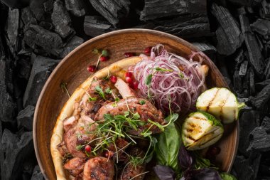 ızgara fileto ve ev yapımı ekmek kömür pişirme plaka Üstten Görünüm