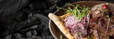 et baharat ve kömür pişirme plaka üzerinde ev yapımı ekmek ile yakın çekim