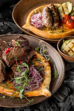 et baharat ve ev yapımı ekmek kömür pişirme plakaları ile yakın çekim