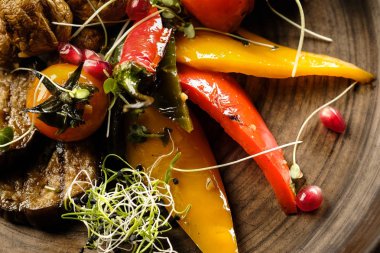 plaka renk ızgara sebzeli görünümünü kapat 