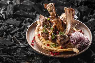 ev yapımı ekmek kömür pişirme üzerinde baharatlar ile ızgara kaburga yakın çekim