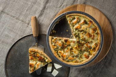 ev yapımı balık pasta Kavurma pan ve spatula ve çatal ile metal tepsi içinde peynirli Üstten Görünüm