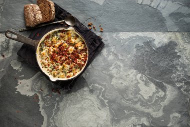 lezzetli balık pasta peynir ve ciabatta ekmeği gri taş zemin üzerine, kopya alanı ile Üstten Görünüm