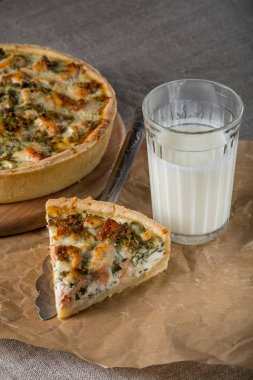 ev yapımı balık pasta peynir ve süt cam, yakın çekim